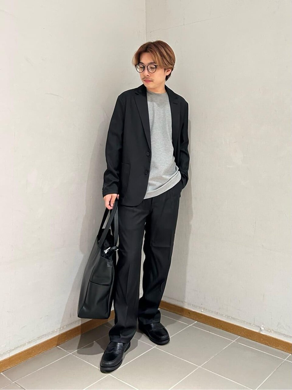 グレーのTシャツ×黒のジャケットのコーデ