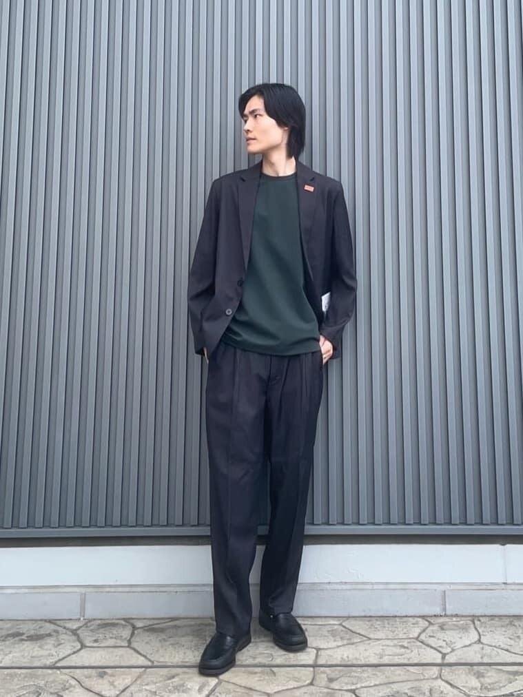ダークグリーンのＴシャツ×黒のジャケットのコーデ