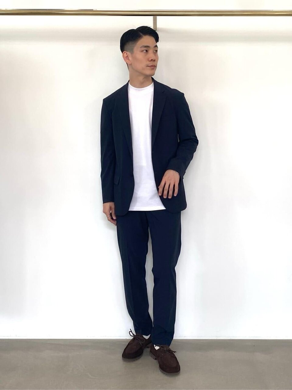 白のTシャツ×ネイビーのジャケットのコーデ