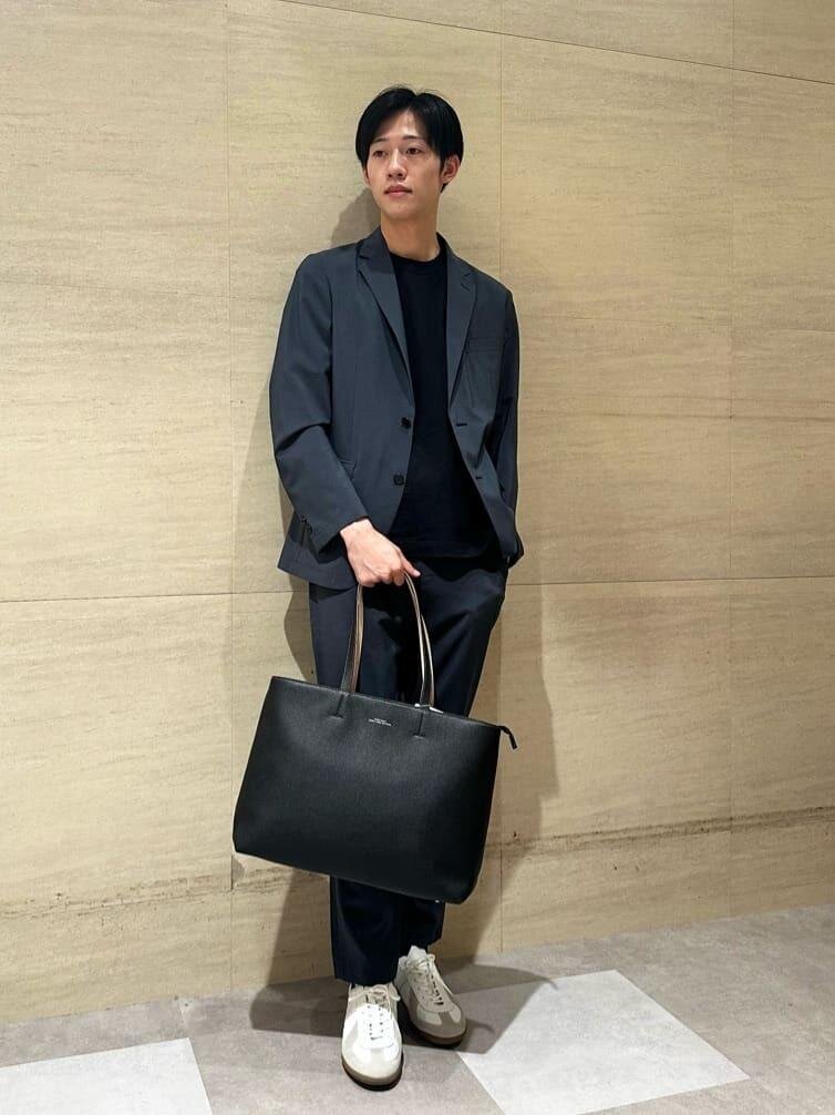 黒のTシャツ×ネイビーのジャケットのコーデ