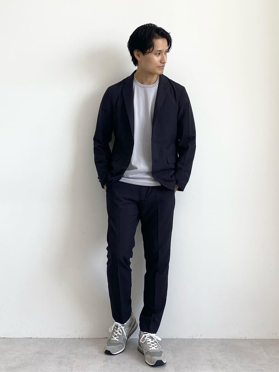 ライトグレーの長袖Tシャツ×ネイビーのジャケットのコーデ