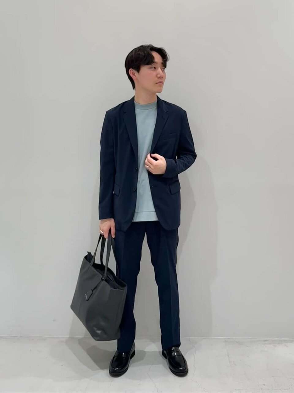 ライムブルーのTシャツ×ネイビーのジャケットのコーデ