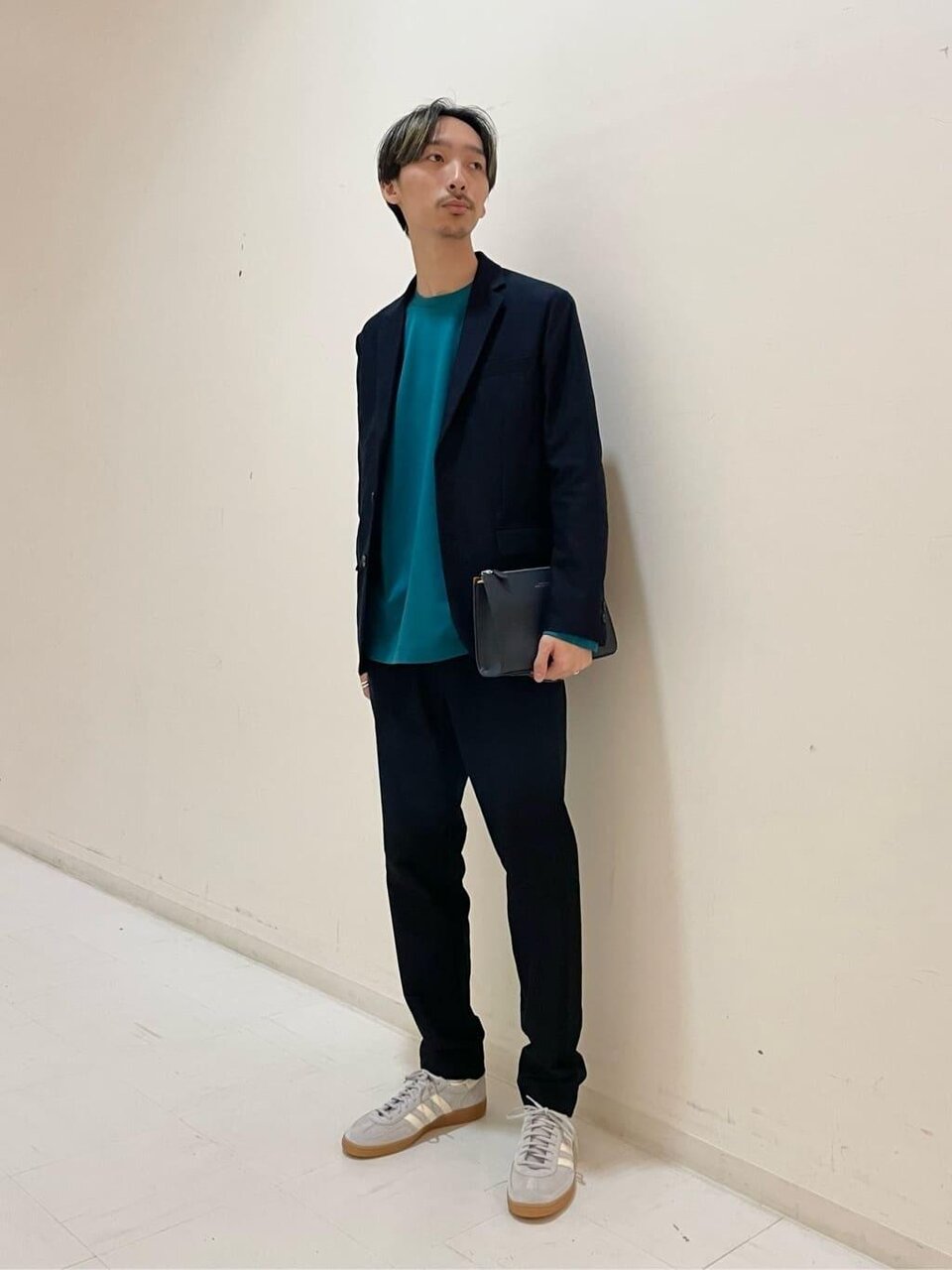 ターコイズブルーのTシャツ×ネイビーのジャケットのコーデ