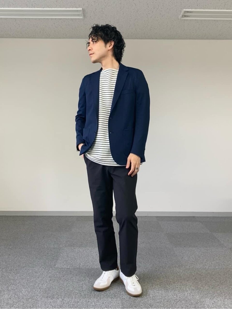 バスクボーダー柄のTシャツ×ネイビーのジャケットのコーデ