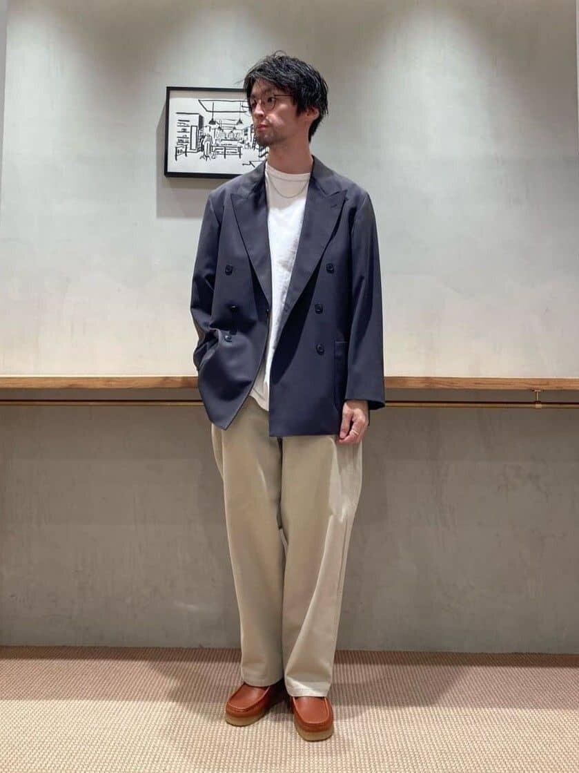 白のTシャツ×ダークグレーのジャケットのコーデ