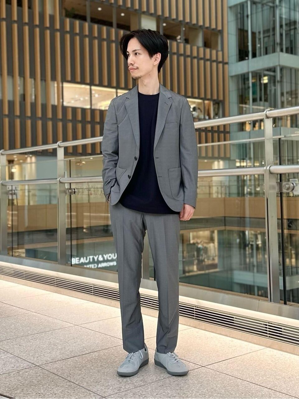 ネイビーのTシャツ×ミディアムグレーのジャケットのコーデ