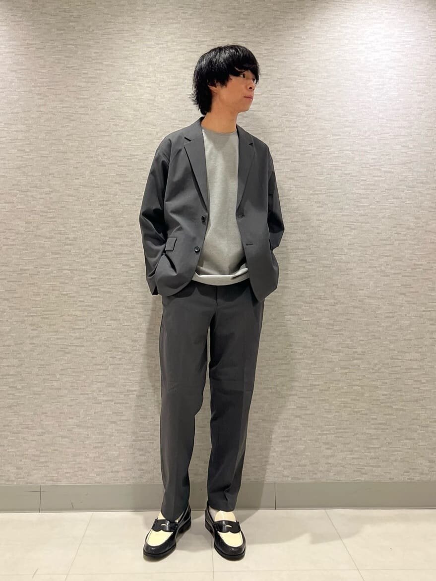 ミディアムグレーのTシャツ×ダークグレーのジャケットコーデ