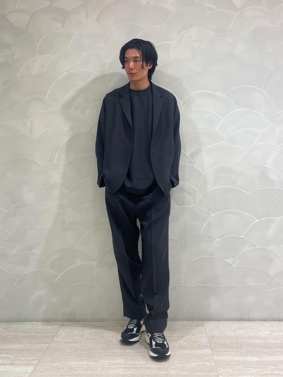 ダークグレーのTシャツ×ダークグレーのジャケットのコーデ