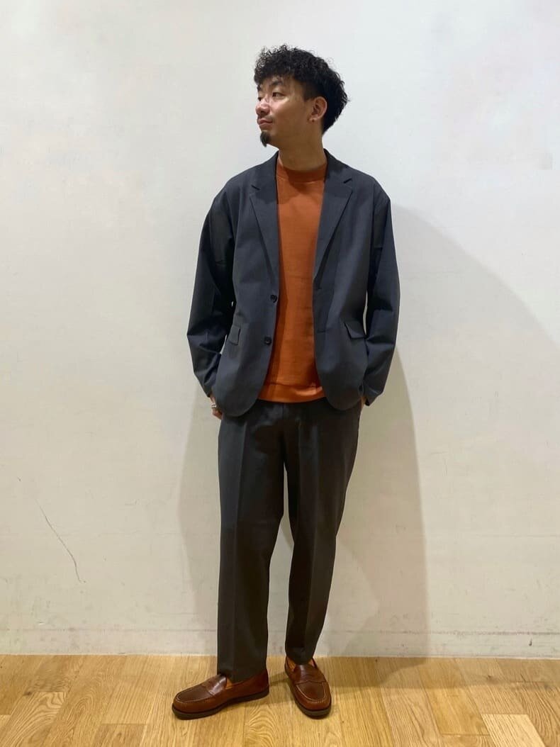 ブリックカラーのTシャツ×ダークグレーのジャケットコーデ