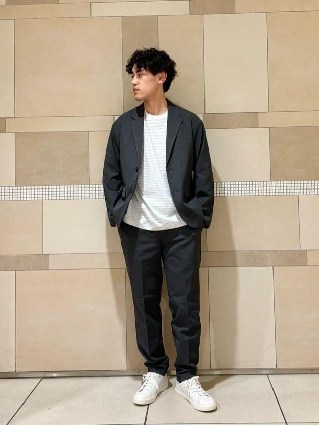 白のボーダー柄のTシャツ×ダークグレーのジャケットのコーデ