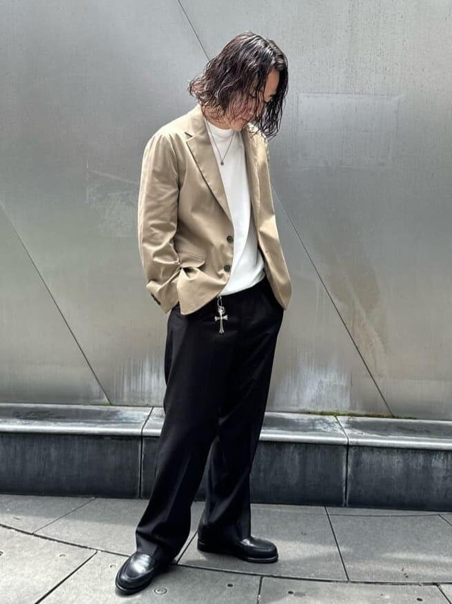 白のTシャツ×ベージュのジャケットのコーデ