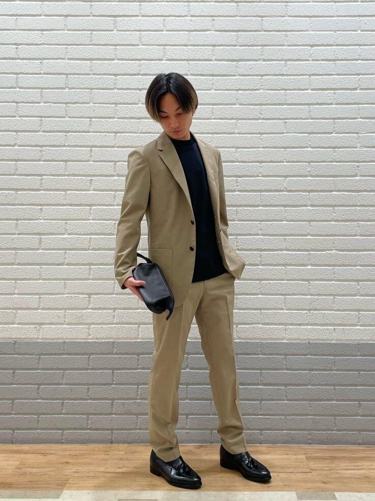 黒のTシャツ×ベージュのジャケットのコーデ