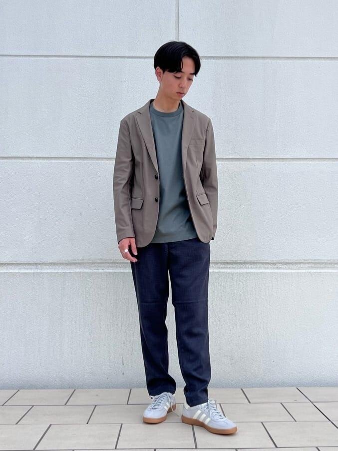 ダークグリーンのTシャツ×ミディアムブラウンのジャケットのコーデ