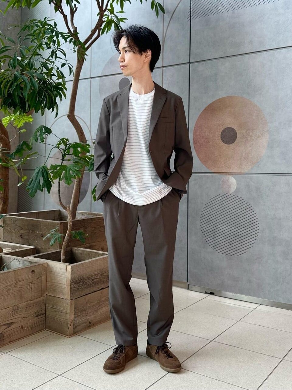 白のボーダー柄のTシャツ×ミディアムブラウンのジャケットのコーデ