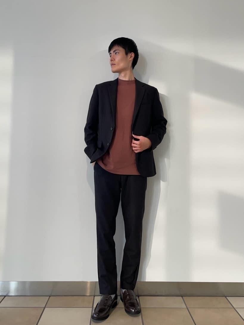 ブリックカラーのTシャツ×ダークブラウンのジャケットのコーデ