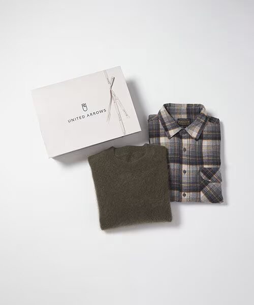 メンズ向けの服とギフトボックス