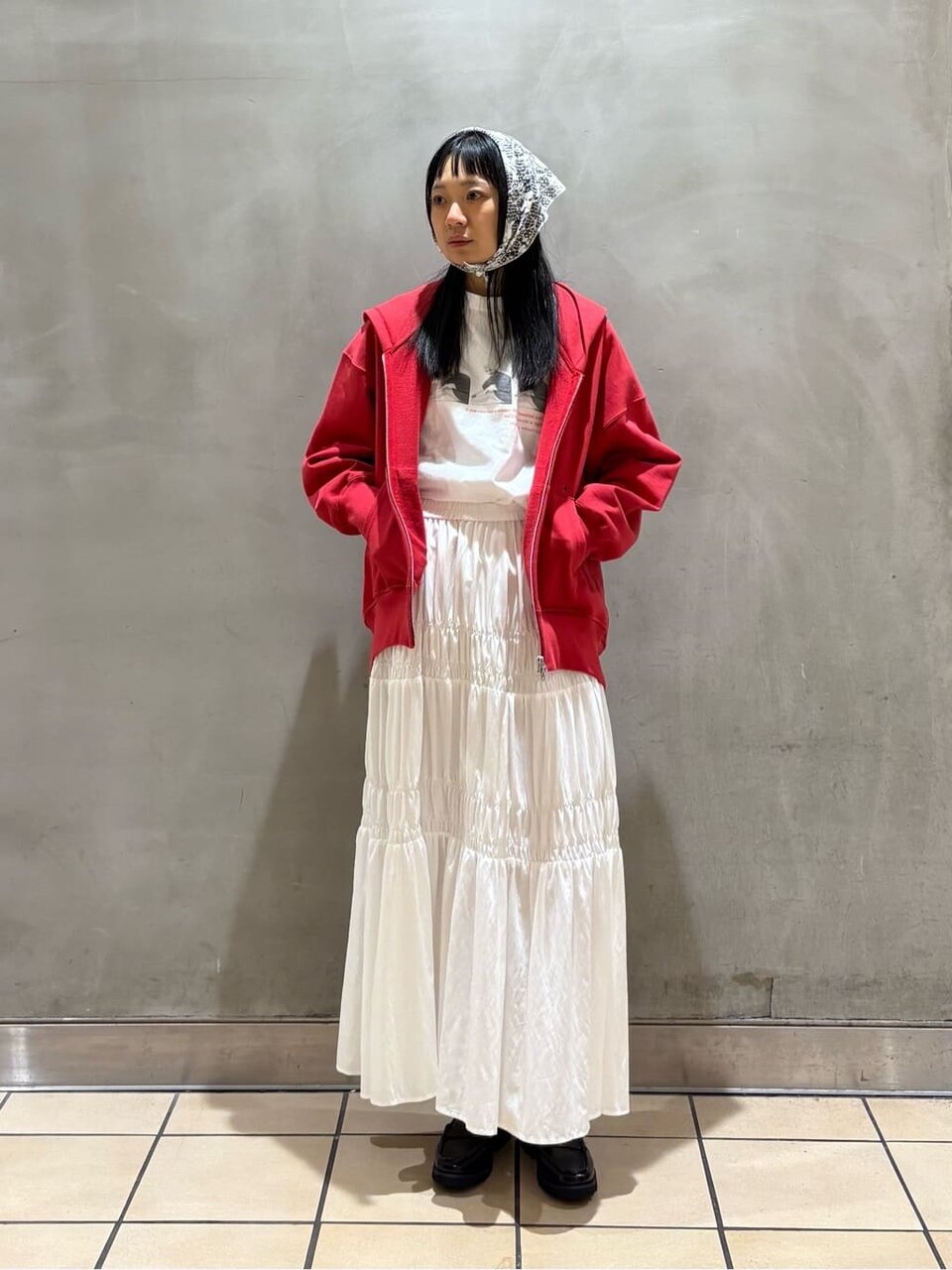 赤いパーカーを着た女性