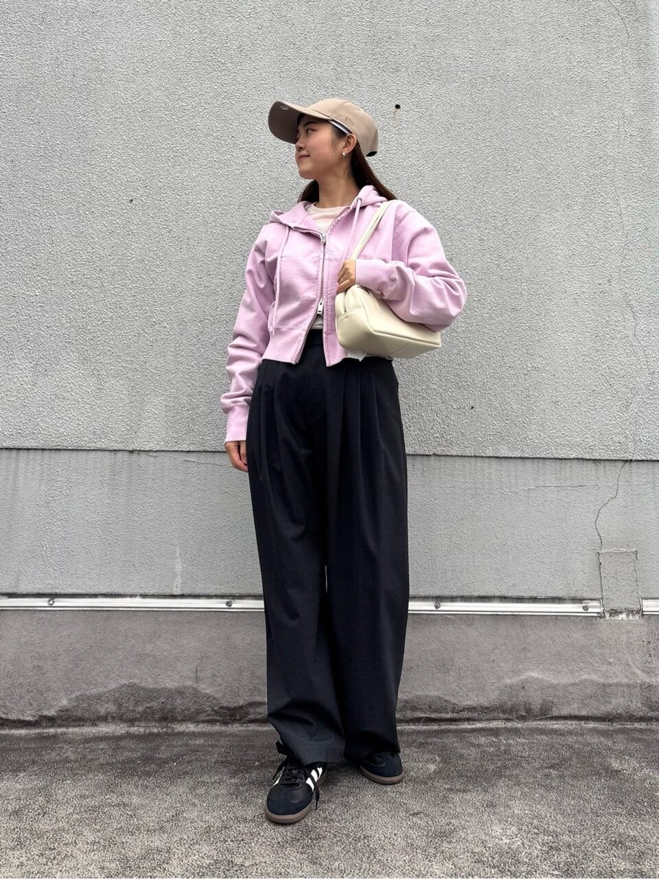 ピンクのパーカーを着た女性