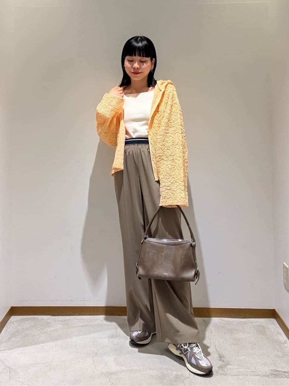 オレンジのパーカーを着た女性