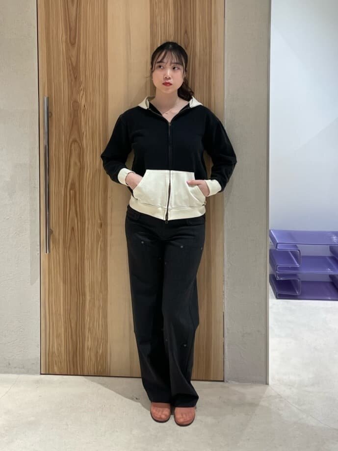 バイカラーのパーカーを着た女性