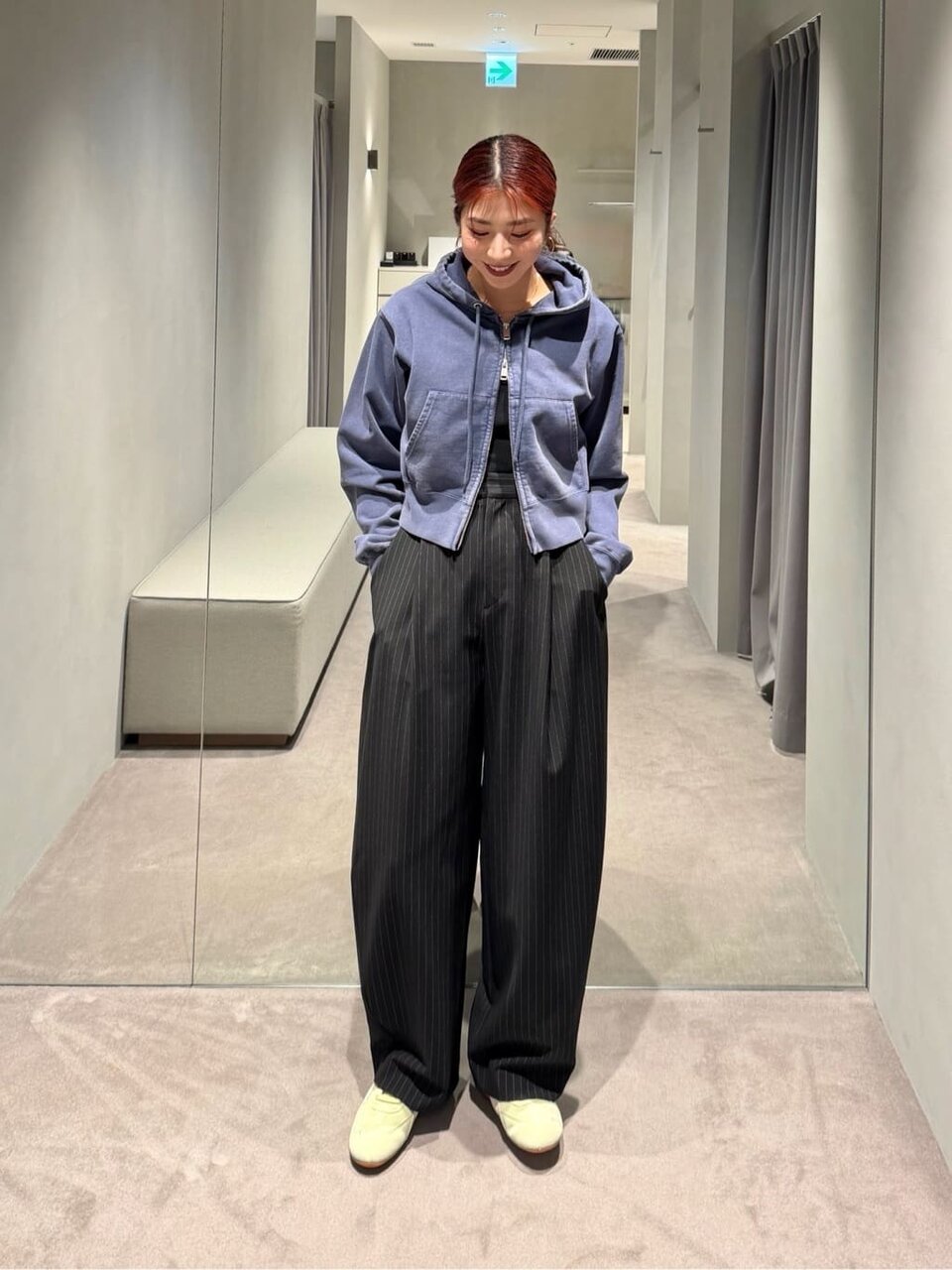 ネイビーのパーカーを着た女性