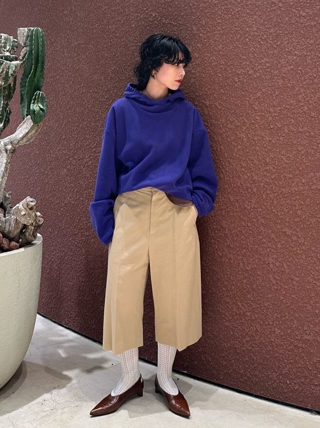 パープルのパーカーを着た女性