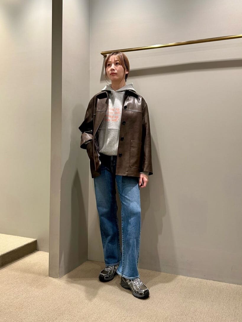 レザージャケットとパーカーを着た女性