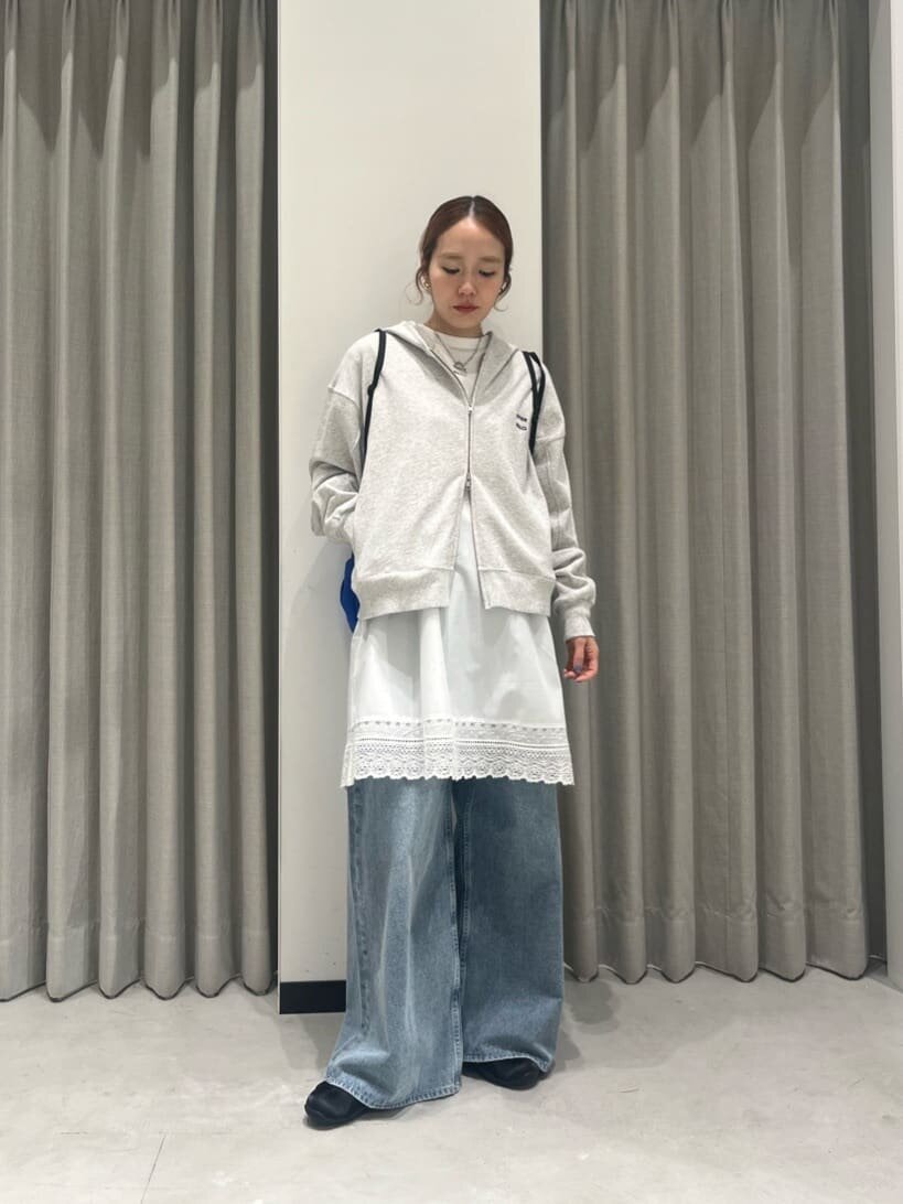 パーカーとワイドデニムを着た女性