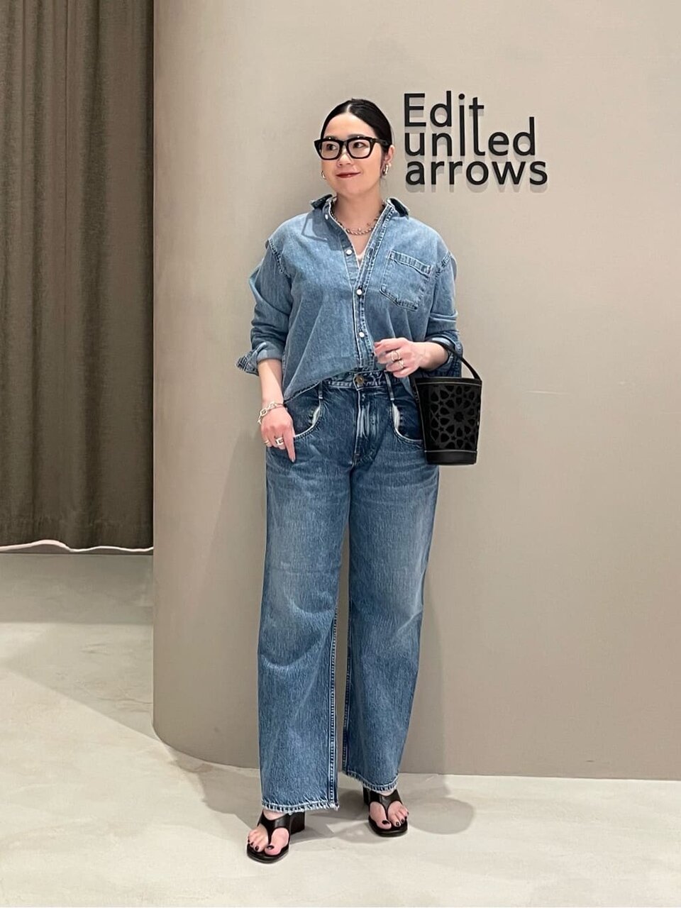 デニムシャツとストレートデニムを着た女性