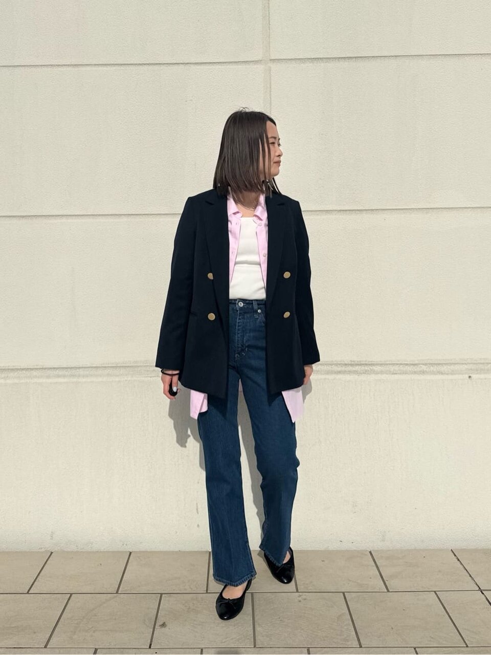 ジャケットとフレアデニムを着た女性