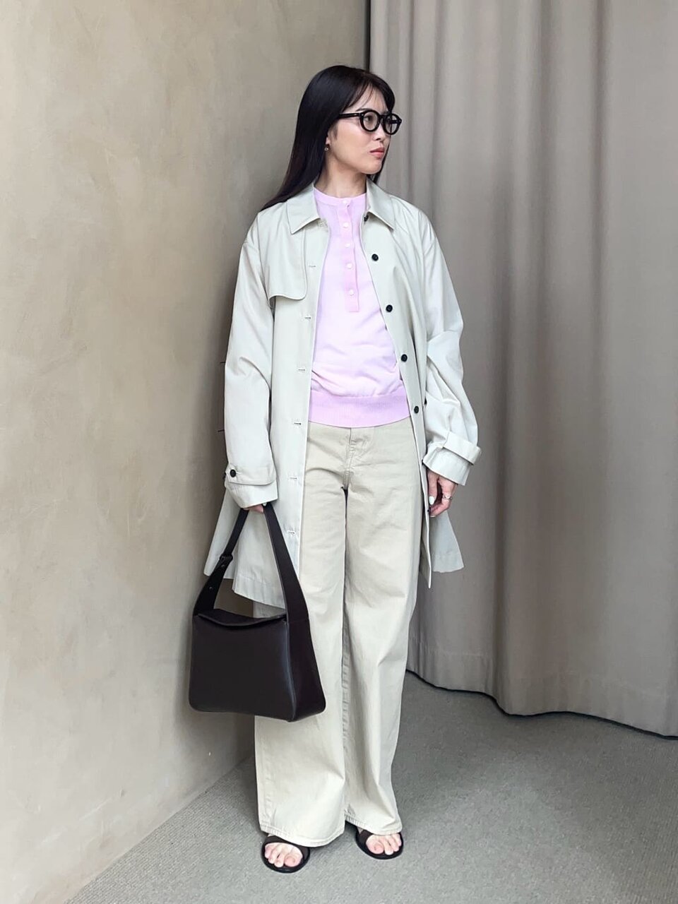 コートとホワイトデニムを着た女性