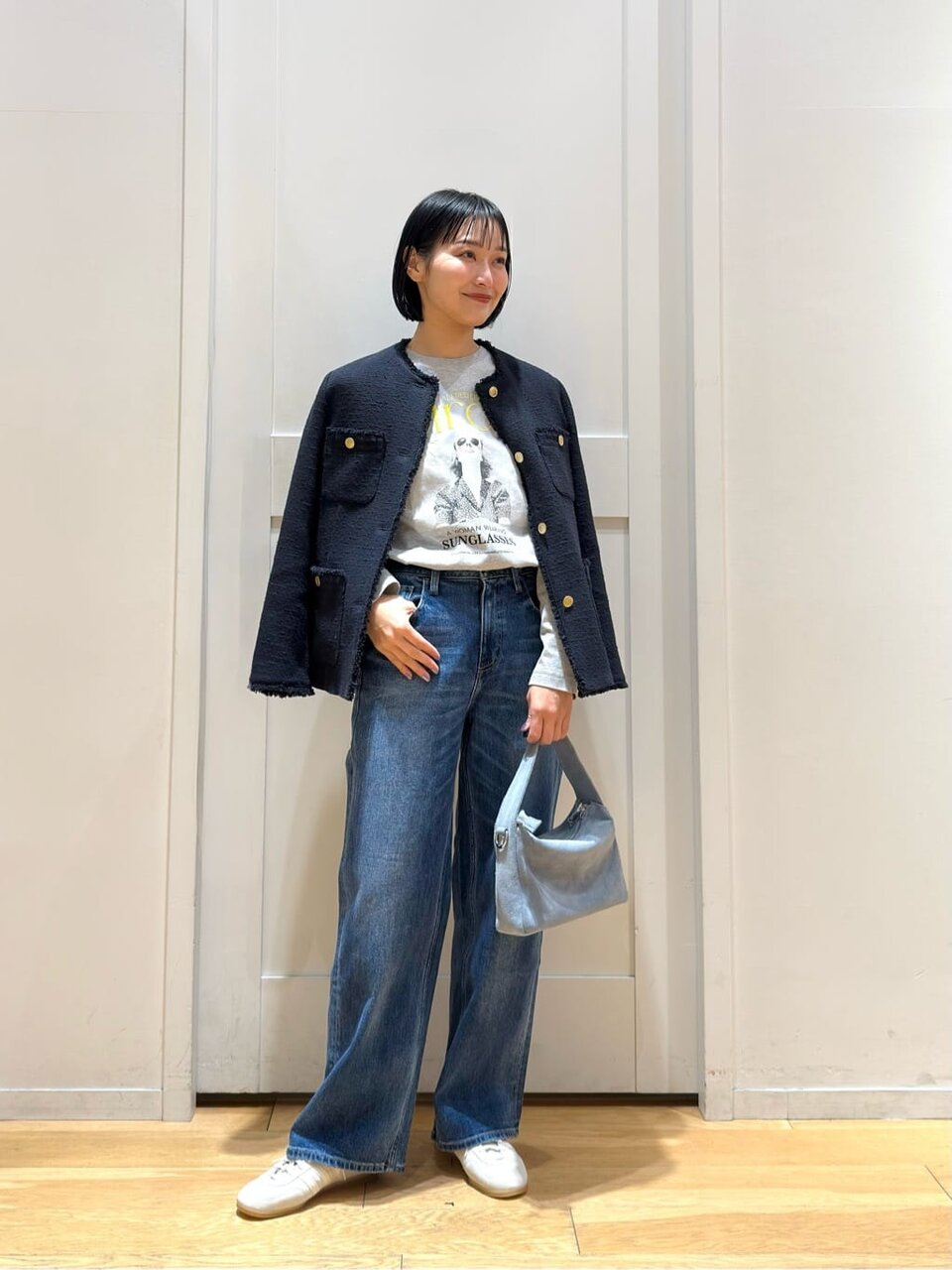 ジャケットとデニムを着た女性