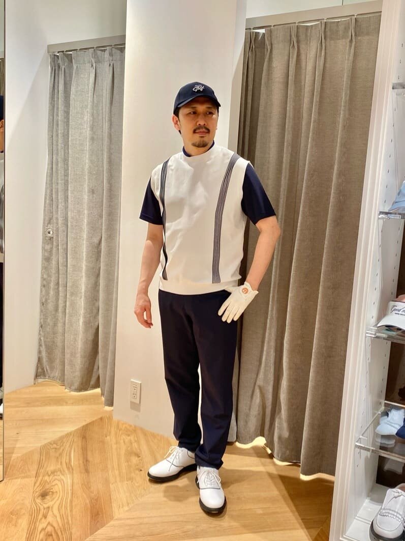 ラインデザインのベストを着た男性