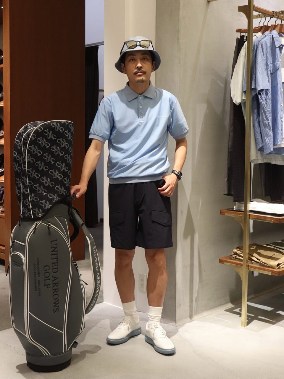 水色のポロシャツを着た男性