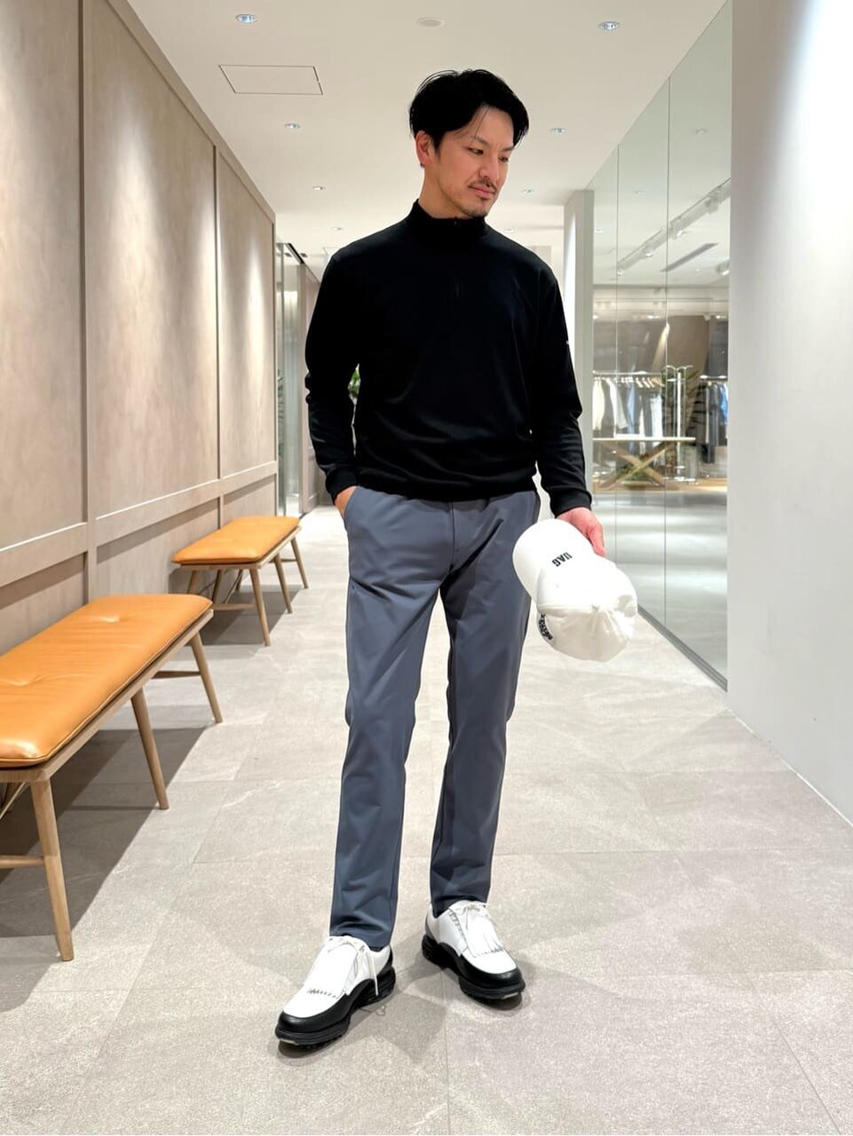 ジッププルオーバーを着た男性