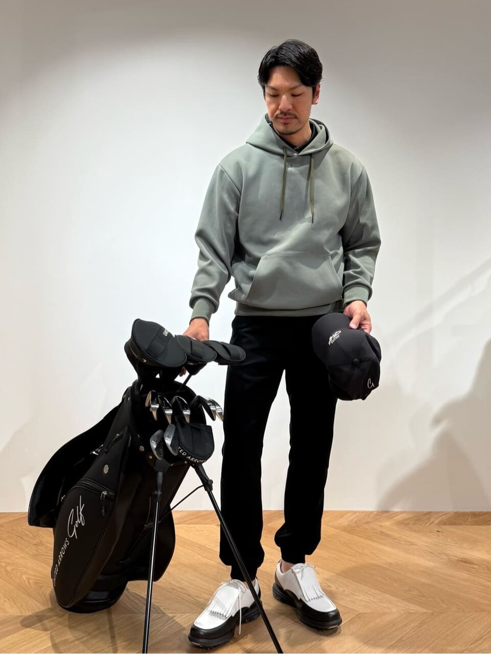 パーカーと黒いパンツを着た男性