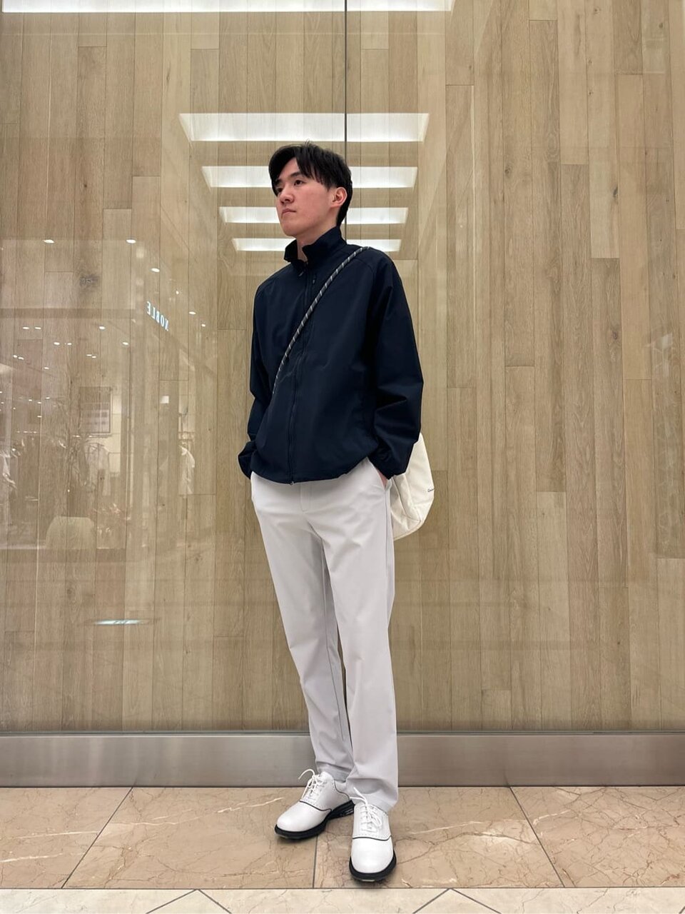 黒のブルゾンを着た男性