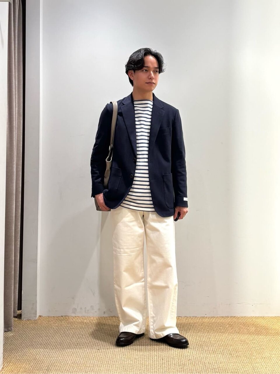 ボーダーシャツとジャケットを着た男性