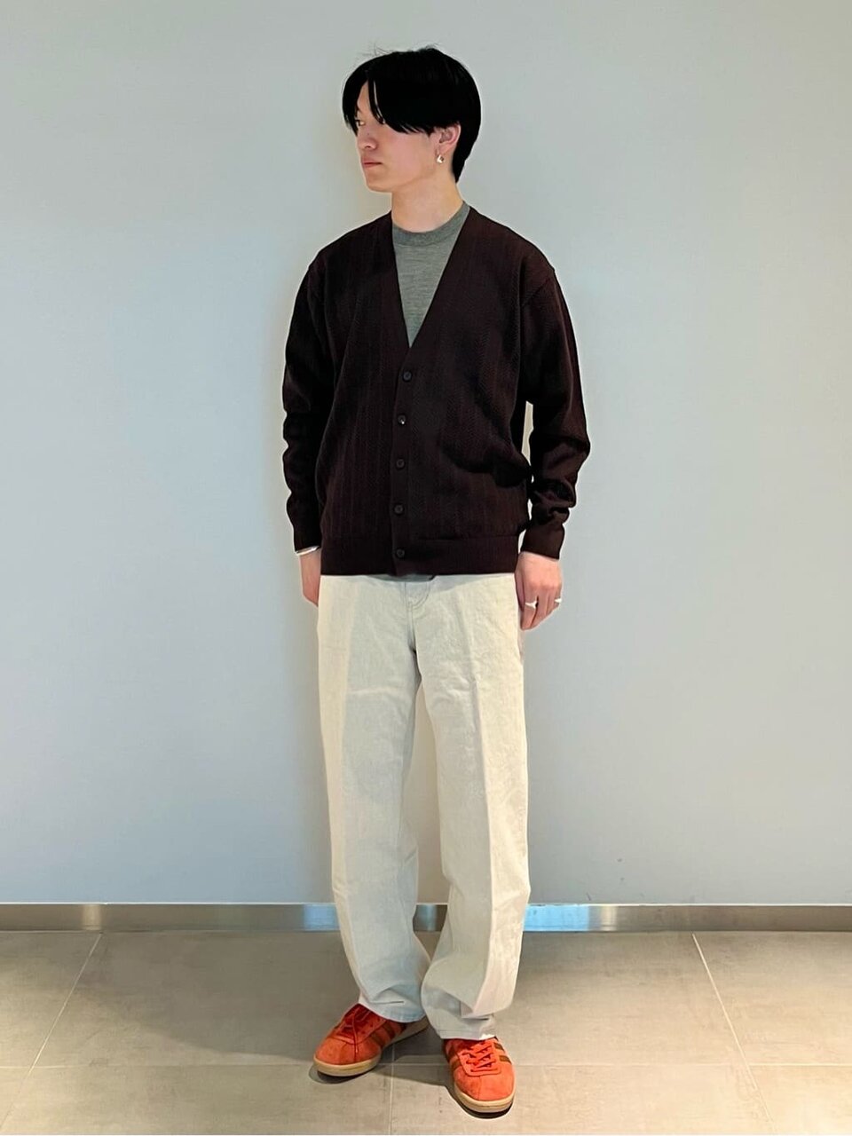 カーディガンを着た男性