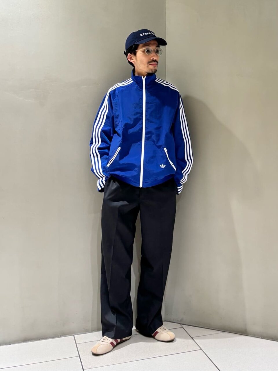 フットボールジャケットを着た男性