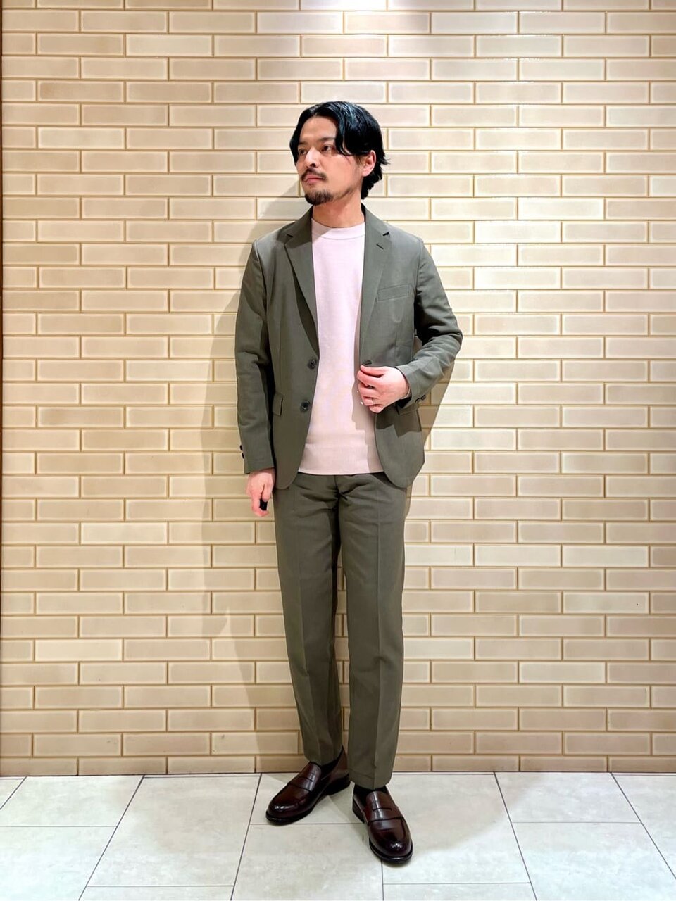 ジャケットセットアップを着た男性