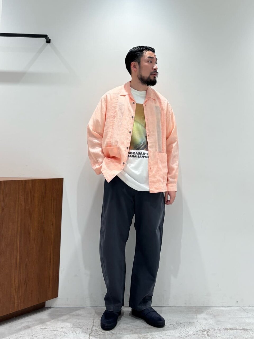 カラーシャツを着た男性