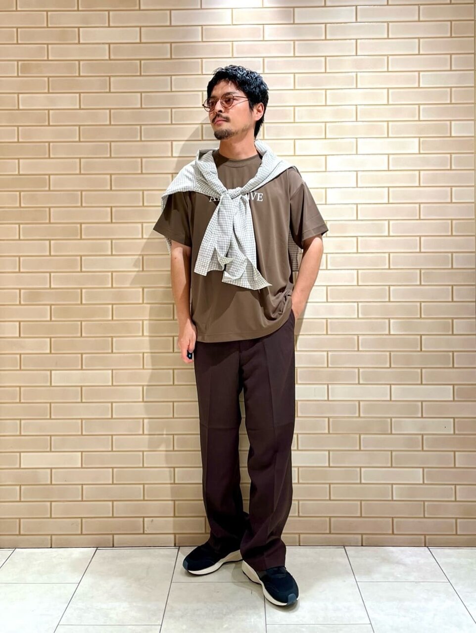 ブラウンのシャツとパンツを着た男性