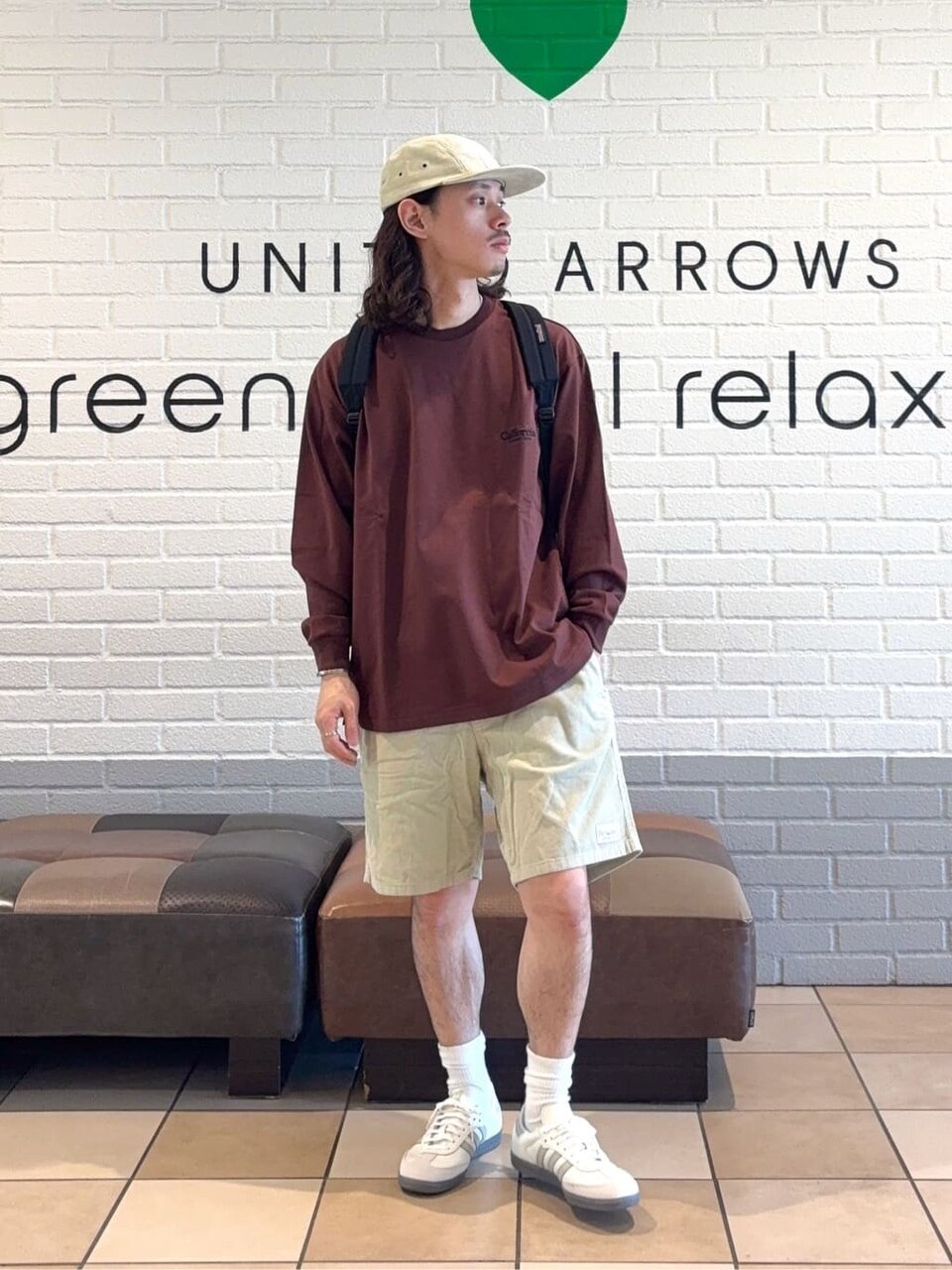 ブラウンのカットソーとショートパンツの男性