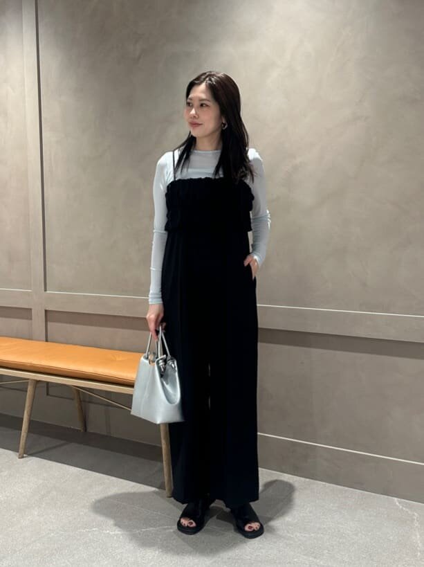 シアーカットソー×サロペットのコーデ