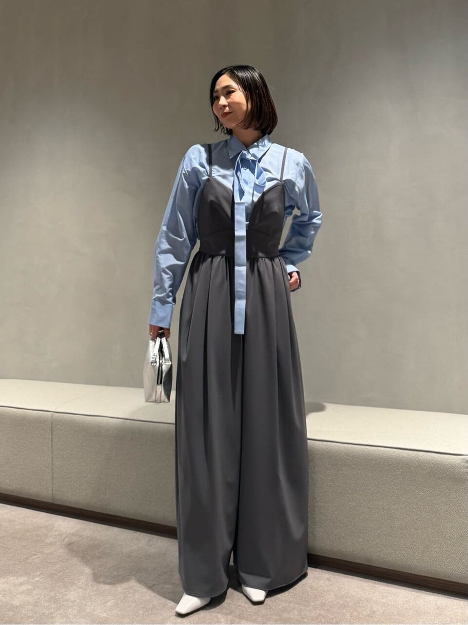 ボウタイシャツ×サロペットのコーデ