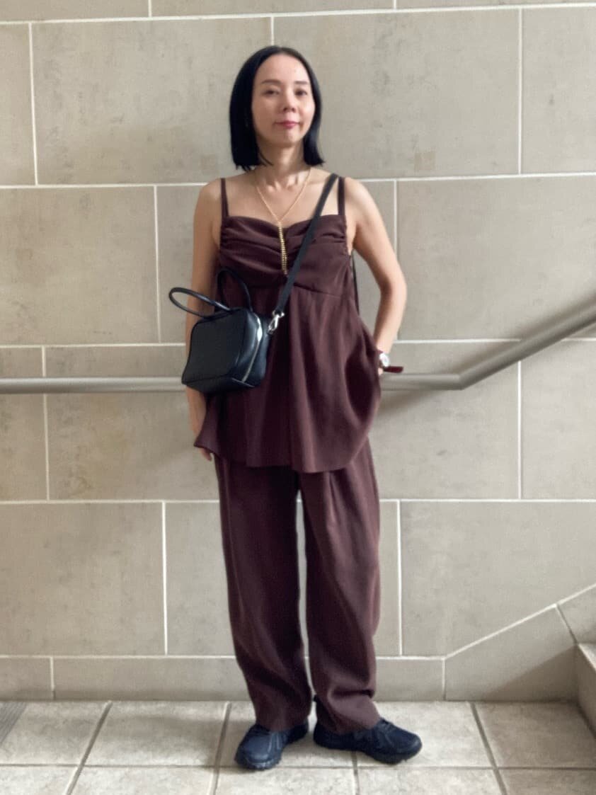 キャミサロペット×スニーカーのコーデ