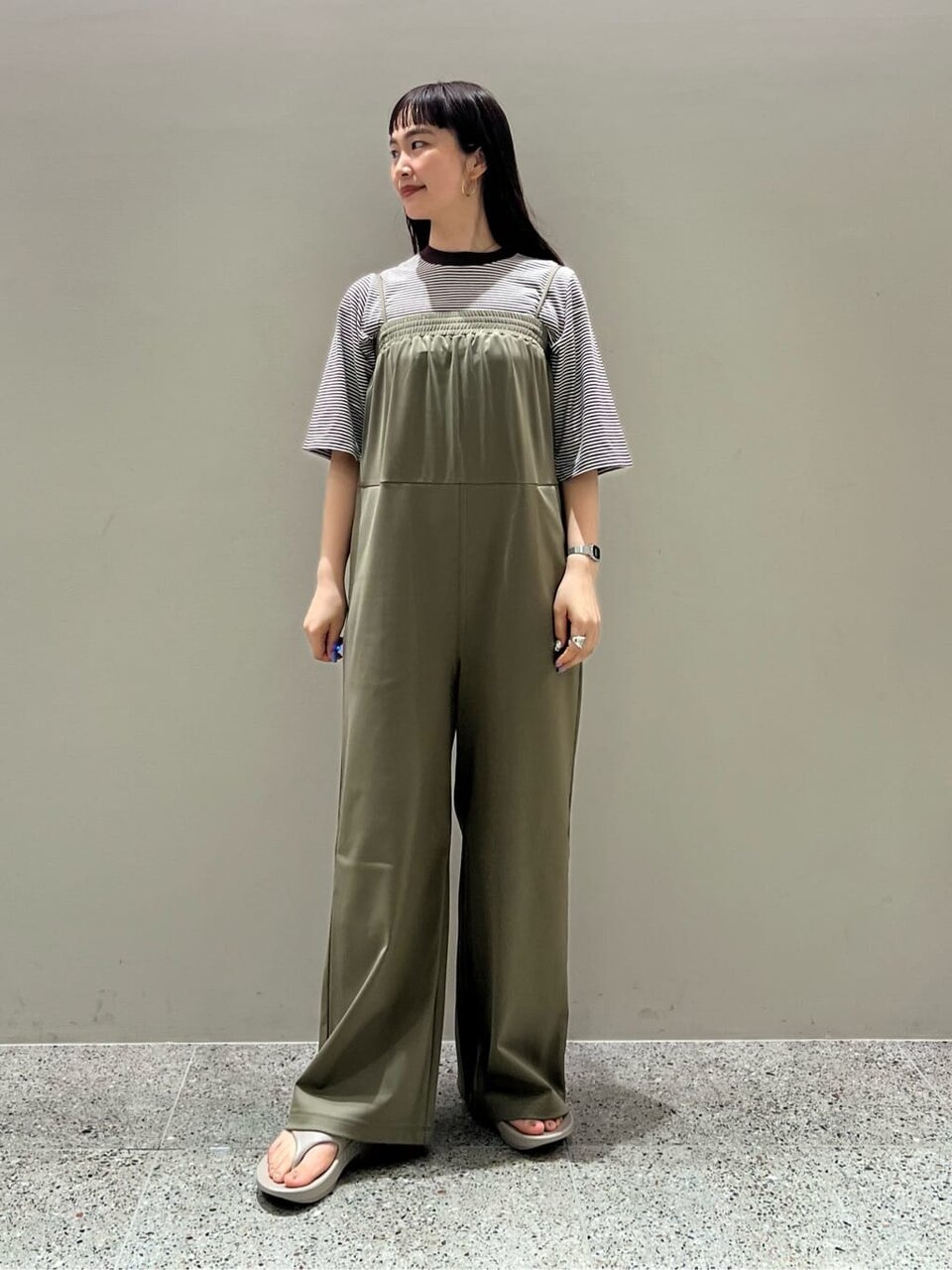 Tシャツ×サロペットのコーデ