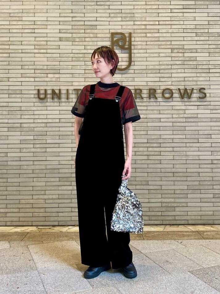 シアーブラウス×サロペットのコーデ