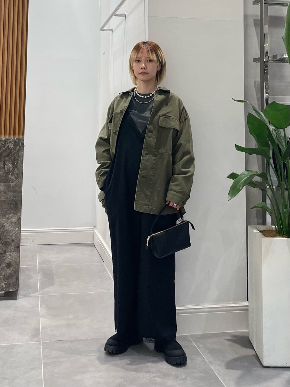 サロペット×ミリタリージャケットのコーデ